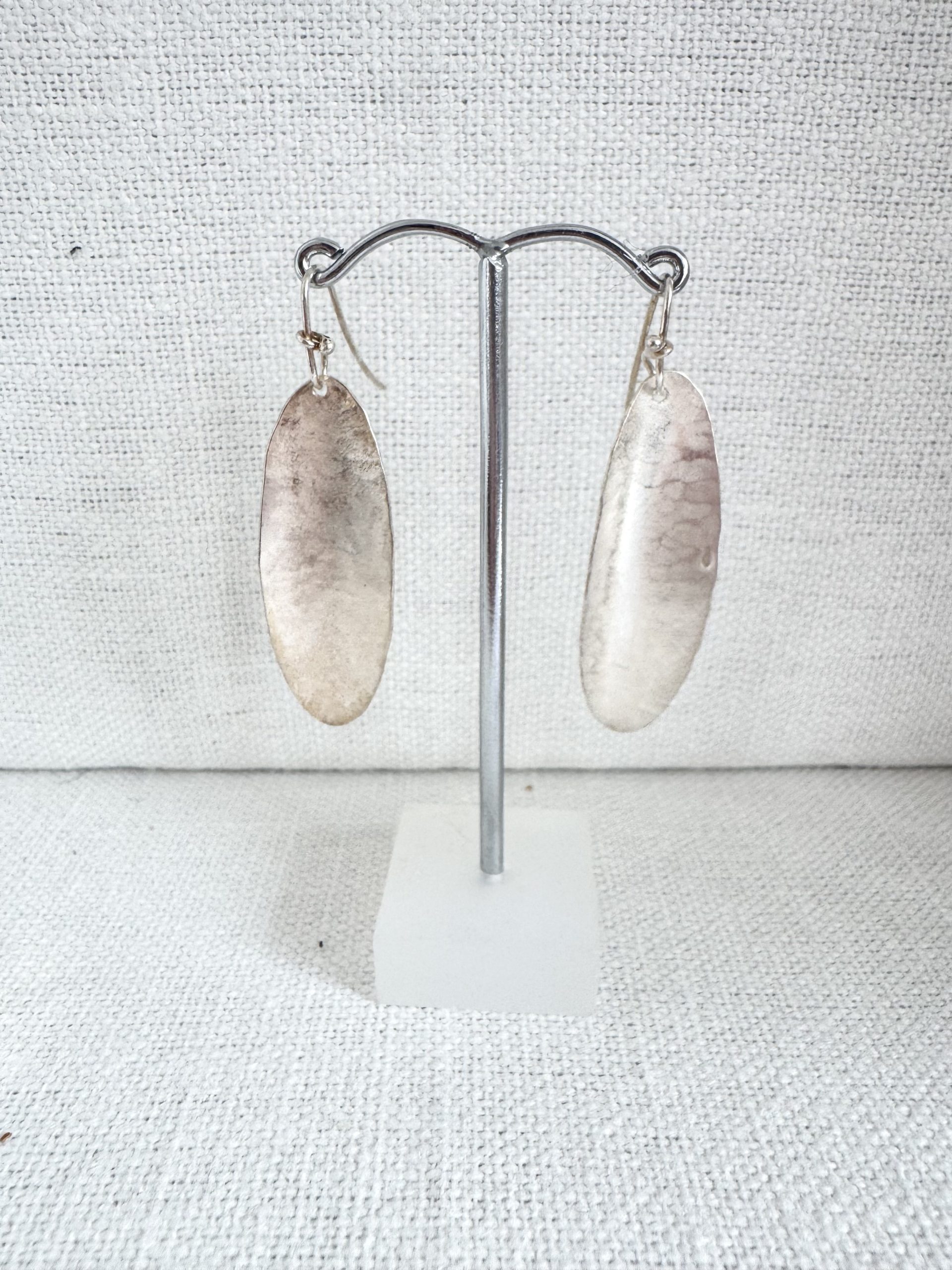 Syann van Niftrik: Curved Leaf Earrings