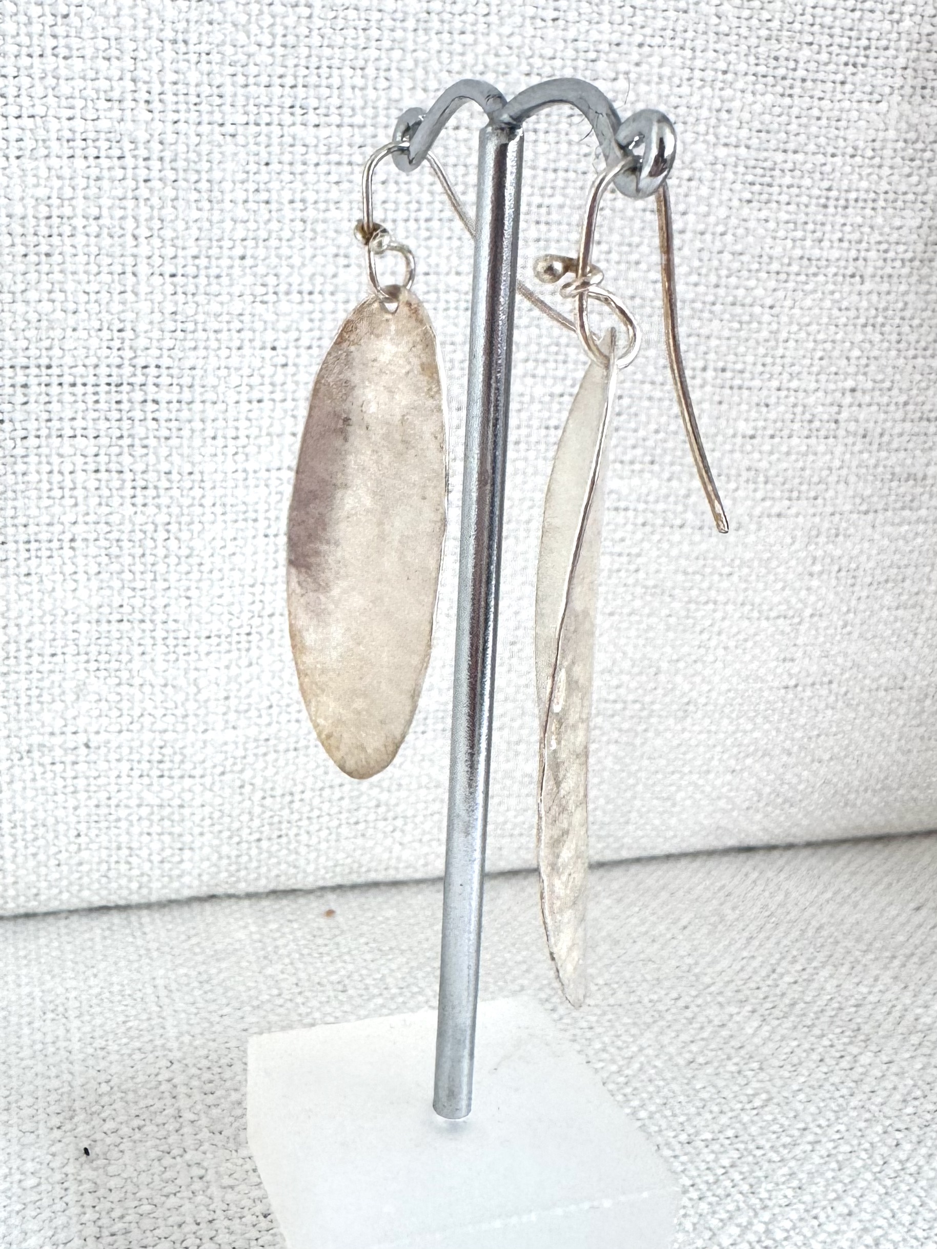 Syann van Niftrik: Curved Leaf Earrings - Image 2