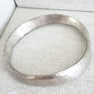 Syann van Niftrik: Forged Mobius Bangle